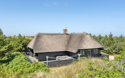 Sine - 500M from the Sea: Møbel, Indretning, Gulvbelægning, Etage, Loft, Værelse, Stol, Bord, Lejlighed, Køkken & Spisebord