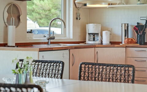 Emilia - 1.8Km from the Sea: Møbel, Indretning, Køkken, Countertop, Belysning, Bordservice, Gulvbelægning, Cabinetry, Køkken Apparat, Hjem