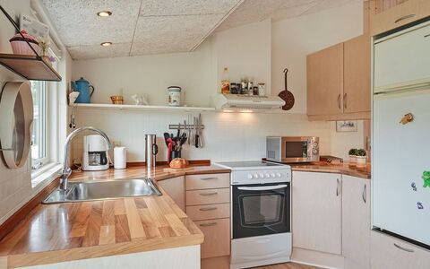 Emilia - 1.8Km from the Sea: Køkken Apparat, Køkken, Countertop, Indretning, Større Bandage, Møbel, Gulvbelægning, Cabinetry, Lysarmatur, Træ