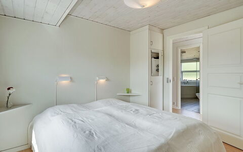 Emilia - 1.8Km from the Sea: Indretning, Væg, Gulvbelægning, Etage, Loft, Træ, Lysarmatur, Soveværelse, Seng, Værelse