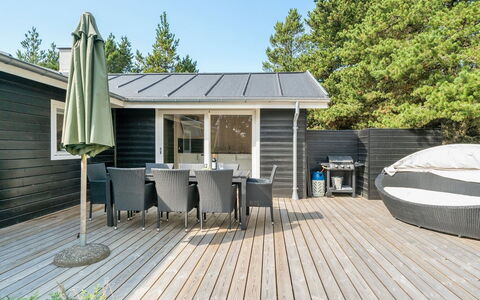 Solgunn - 900M from the Sea: Træ, Tag, Arkitektur, Hjem, Hus, Sommerhus, Sidespor, Hårdttræ, Hældning, Estate