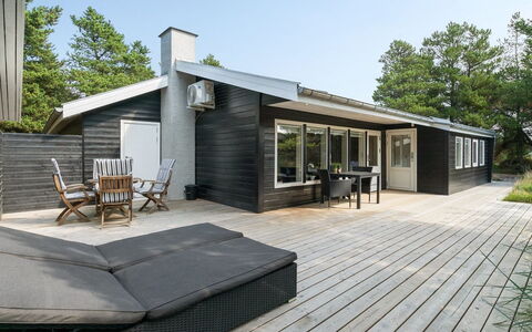 Solgunn - 900M from the Sea: Træ, Tag, Arkitektur, Hjem, Hus, Sommerhus, Sidespor, Hårdttræ, Hældning, Estate