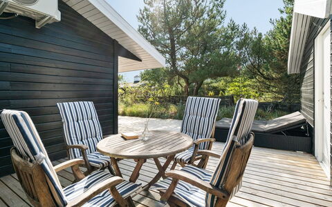 Solgunn - 900M from the Sea: Træ, Tag, Arkitektur, Hjem, Hus, Sommerhus, Sidespor, Hårdttræ, Hældning, Estate