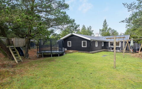 Solgunn - 900M from the Sea: Indretning, Loft, Lejlighed, Gulvbelægning, Møbel, Etage, Værelse, Belysning, Hjem, Couch