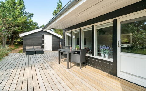 Solgunn - 900M from the Sea: Indretning, Loft, Lejlighed, Gulvbelægning, Møbel, Etage, Værelse, Belysning, Hjem, Couch