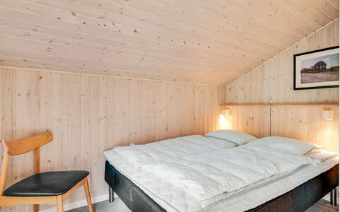 Eltje - 4Km from the Sea: Træ, Soveværelse, Loft, Seng, Indretning, Sengetøj, Sengetøj, Bed Frame, Værelse, Hårdttræ
