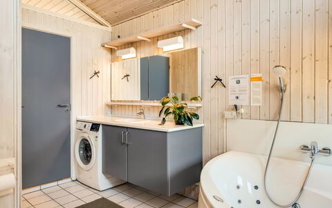 Eltje - 4Km from the Sea: Indretning, Gulvbelægning, Sanitærarmatur, Etage, Træ, Håndvask, Loft, Badeværelsesskab, Tap, Badeværelse