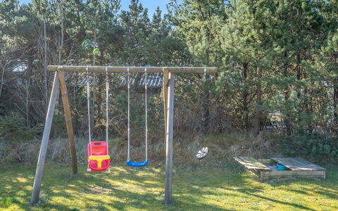 Eltje - 4Km from the Sea: Legepladsudstyr, Svinge, Legeplads, Chute, Have, Parkere, Skygge, Lawn, Backyard, Gård