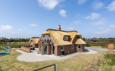Stillan - 150M from the Sea: Hus, Hjem, Tag, Boligområde, Sommerhus, Estate, Stuehus, Lawn, Landscaping, Sidespor