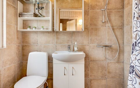 Ragnborg - 900M from the Sea: Badeværelse, Badeværelsesvask, Toiletbræt, Sanitærarmatur, Håndvask, Toilet, Gulvbelægning, Indretning, Etage, Tap