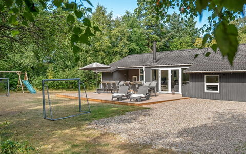 Liviana - from the Sea: Træ, Hus, Hjem, Tag, Boligområde, Sommerhus, Busk, Estate, Land Lot