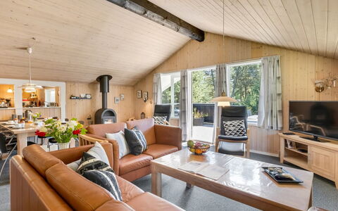 Valpuri - 1.3Km to the Fjord: Træ, Møbel, Couch, Loft, Stue, Indretning, Hjem, Sommerhus, Værelse