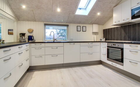 Ria - 250M from the Sea: Træ, Gulvbelægning, Køkken, Countertop, Indretning, Loft, Etage, Cabinetry, Større Bandage, Køkken Apparat