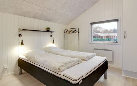 Ria - 250M from the Sea: Træ, Loft, Soveværelse, Indretning, Hjem, Seng, Sengetøj, Værelse, Bed Frame, Sengetøj