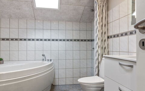 Ria - 250M from the Sea: Gulvbelægning, Badeværelse, Sanitærarmatur, Etage, Indretning, Toilet, Toiletbræt, Flise, Vvs, Værelse