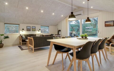 Ria - 250M from the Sea: Indretning, Træ, Gulvbelægning, Loft, Møbel, Etage, Hjem, Trægulve, Stue, Lysarmatur