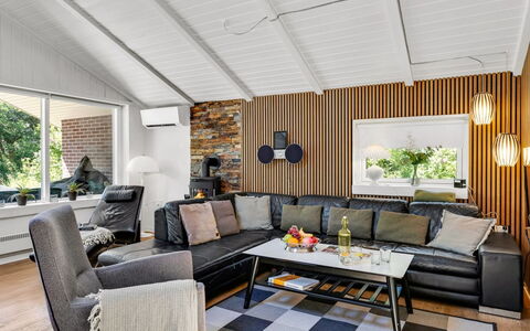 Famke - 1Km from the Sea: Møbel, Indretning, Couch, Træ, Gulvbelægning, Loft, Stue, Etage, Belysning