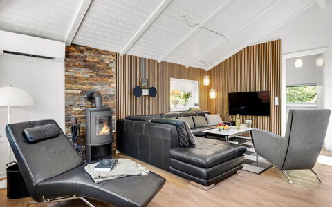 Famke - 1Km from the Sea: Indretning, Couch, Møbel, Stue, Gulvbelægning, Træ, Loft, Etage, Værelse, Hjem