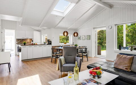 Famke - 1Km from the Sea: Træ, Loft, Indretning, Gulvbelægning, Møbel, Etage, Hjem, Couch, Trægulve, Stue