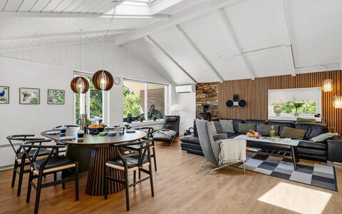 Famke - 1Km from the Sea: Møbel, Indretning, Gulvbelægning, Træ, Trægulve, Couch, Loft, Etage, Stue, Belysning