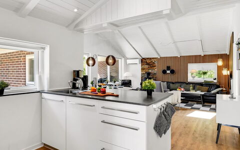 Famke - 1Km from the Sea: Møbel, Køkken, Countertop, Køkken Apparat, Indretning, Gulvbelægning, Større Bandage, Træ, Loft, Cabinetry