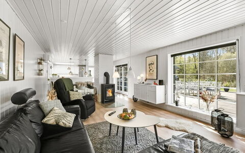 Ufred - 1.3Km to the Fjord: Indretning, Loft, Træ, Gulvbelægning, Belysning, Hjem, Stue, Etage, Lysarmatur, Møbel