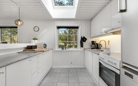 Ufred - 1.3Km to the Fjord: Træ, Køkken, Gulvbelægning, Indretning, Loft, Countertop, Større Bandage, Køkken Apparat, Hjem, Etage
