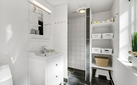 Ufred - 1.3Km to the Fjord: Indretning, Væg, Gulvbelægning, Etage, Sanitærarmatur, Badeværelse, Badeværelsesskab, Loft, Håndvask, Toilet