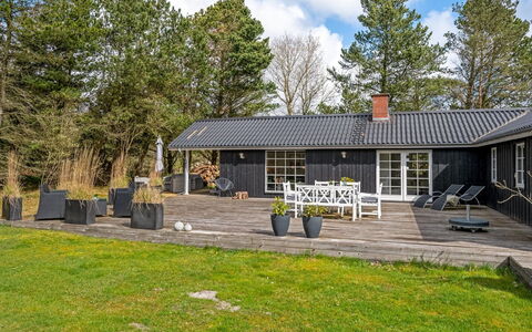 Ufred - 1.3Km to the Fjord: Tag, Hjem, Hus, Sidespor, Sommerhus, Kompositmateriale, Dør, Skydevindue, Estate, Skorsten