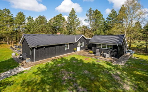Ufred - 1.3Km to the Fjord: Tag, Hjem, Hus, Sidespor, Sommerhus, Kompositmateriale, Dør, Skydevindue, Estate, Skorsten
