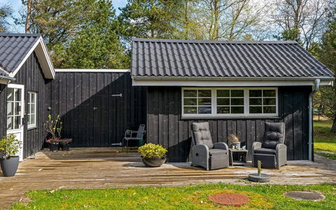 Ufred - 1.3Km to the Fjord: Tag, Hjem, Hus, Sidespor, Sommerhus, Kompositmateriale, Dør, Skydevindue, Estate, Skorsten