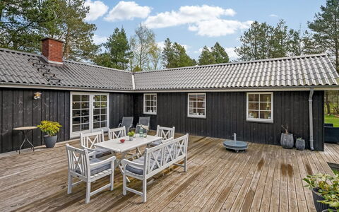 Ufred - 1.3Km to the Fjord: Tag, Hjem, Hus, Sidespor, Sommerhus, Kompositmateriale, Dør, Skydevindue, Estate, Skorsten