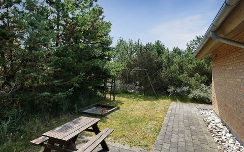 Holmved - 1.2Km from the Sea: Boligområde, Tag, Forstad, Indkørsel, Estate, Skorsten