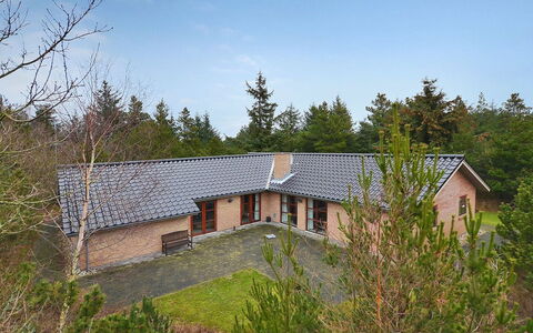 Holmved - 1.2Km from the Sea: Boligområde, Tag, Forstad, Indkørsel, Estate, Skorsten
