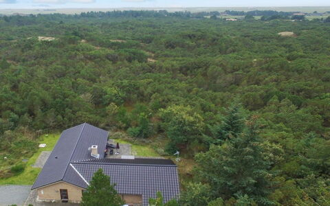 Holmved - 1.2Km from the Sea: Boligområde, Tag, Forstad, Indkørsel, Estate, Skorsten