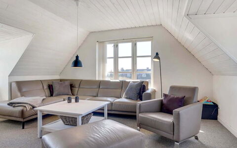 Domnika - 350M from the Sea: Møbel, Couch, Indretning, Gulvbelægning, Stue, Etage, Hjem, Lejlighed, Loft