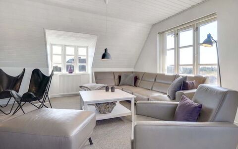 Domnika - 350M from the Sea: Møbel, Indretning, Couch, Træ, Gulvbelægning, Stue, Etage, Hjem, Loft, Værelse