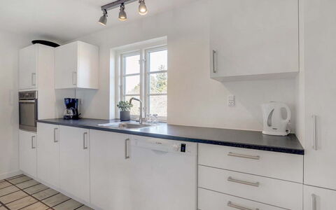 Domnika - 350M from the Sea: Køkken, Countertop, Gulvbelægning, Cabinetry, Indretning, Køkken Apparat, Etage, Møbel, Sanitærarmatur, Større Bandage