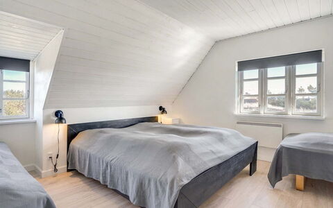 Domnika - 350M from the Sea: Soveværelse, Gulvbelægning, Træ, Seng, Loft, Etage, Indretning, Sengetøj, Sengetøj, Hjem