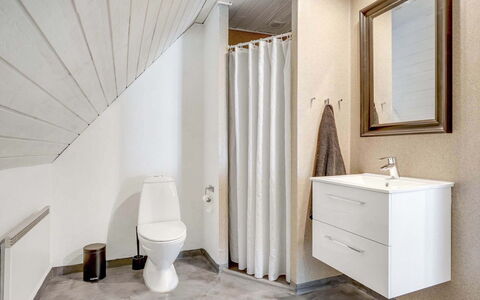 Domnika - 350M from the Sea: Gulvbelægning, Etage, Sanitærarmatur, Væg, Badeværelse, Indretning, Træ, Toilet, Loft, Håndvask