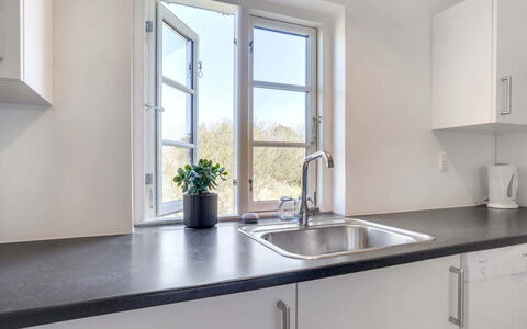Domnika - 350M from the Sea: Køkkenvask, Køkken, Countertop, Gulvbelægning, Indretning, Sanitærarmatur, Etage, Tap, Cabinetry, Håndvask