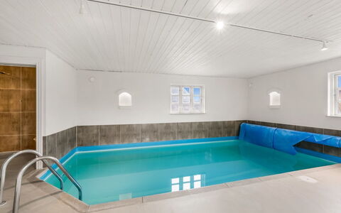 Domnika - 350M from the Sea: Gulvbelægning, Etage, Loft, Kompositmateriale, Design, Dagslys, Svømmepøl, Bejdse, Flise, Hotel