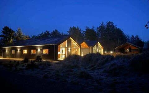 Menja - 1.4Km from the Sea: Møbel, Indretning, Gulvbelægning, Etage, Loft, Værelse, Stol, Bord, Lejlighed, Køkken & Spisebord