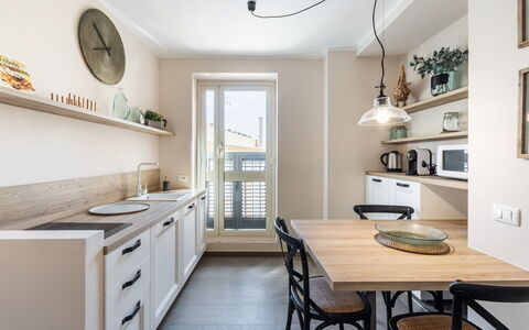Donna Rosa Holiday Home: Ejendom, Møbel, Cabinetry, Hvid, Bord, Countertop, Træ, Belysning, Indretning, Køkken