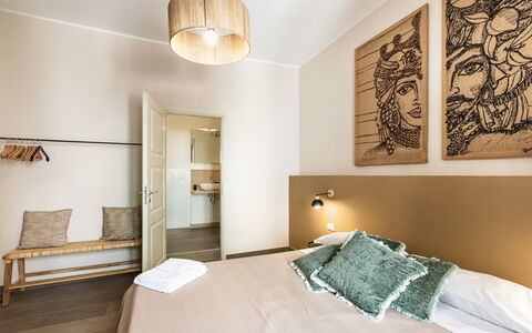Donna Rosa Holiday Home: Møbel, Ejendom, Komfort, Træ, Bygning, Belysning, Indretning, Lampe, Pude, Etage