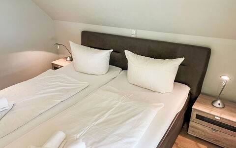 Ludwig: Komfort, Belysning, Træ, Bed Frame, Indretning, Bygning, Pude, Lampe, Seng, Hårdttræ