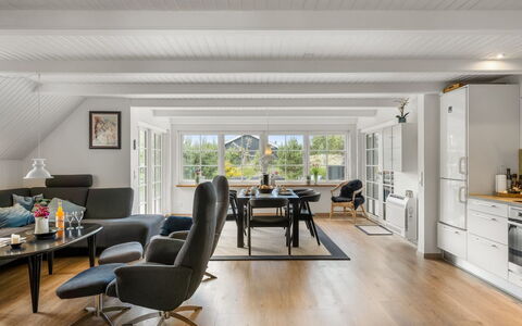Rasmina - 1.2Km from the Sea: Indretning, Møbel, Gulvbelægning, Loft, Couch, Etage, Stue, Hjem, Lejlighed, Trægulve