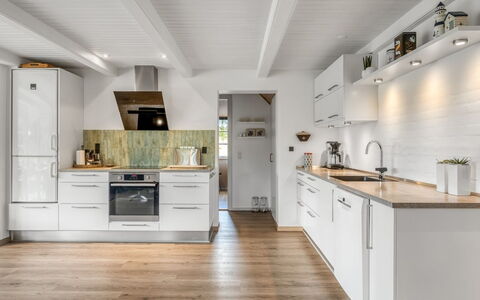 Rasmina - 1.2Km from the Sea: Køkken, Countertop, Gulvbelægning, Køkken Apparat, Større Bandage, Cabinetry, Indretning, Møbel, Trægulve, Træ