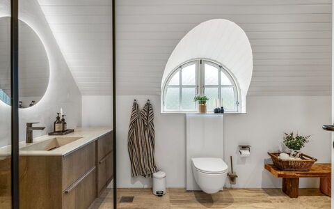 Rasmina - 1.2Km from the Sea: Gulvbelægning, Indretning, Etage, Sanitærarmatur, Loft, Vvs, Badeværelsesskab, Badeværelse, Tap, Flise