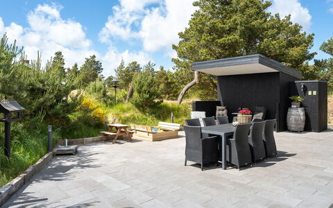 Rasmina - 1.2Km from the Sea: Busk, Have, Blomsterkrukke, Udendørs Møbler, Skygge, Beton, Landscaping, Stol, Gårdhave